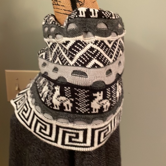 Ecologic Arts shrug, poncho, sweater combo. - Picture 11 of 14